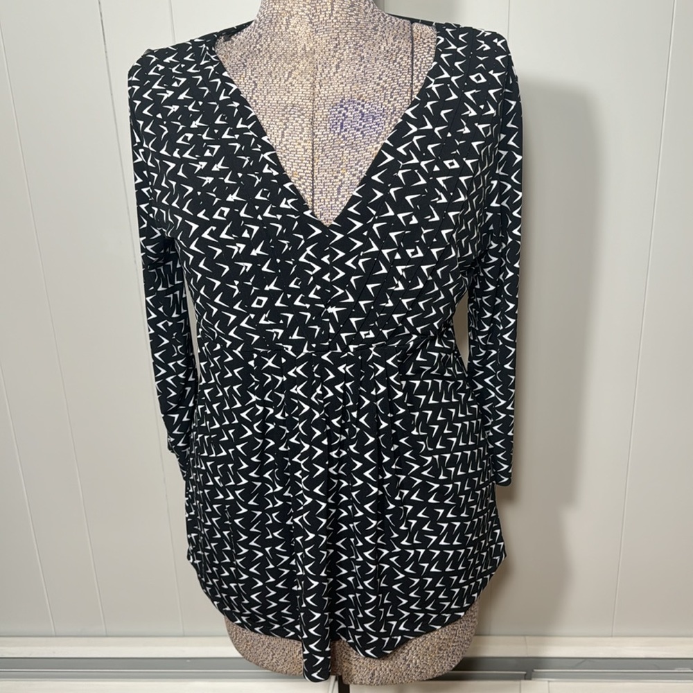 Daisy Fuentes Womens Large BLack and White Stretchy V-Neck Blouse